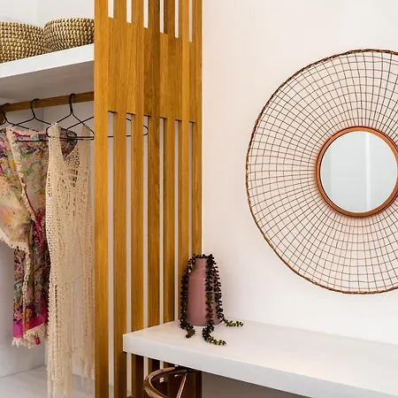 Thira Gold Apartment *