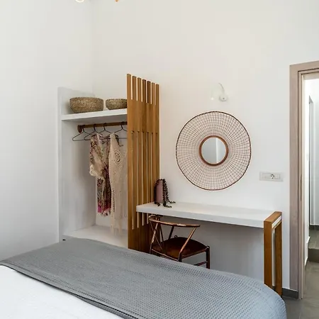 Thira Gold Apartment *